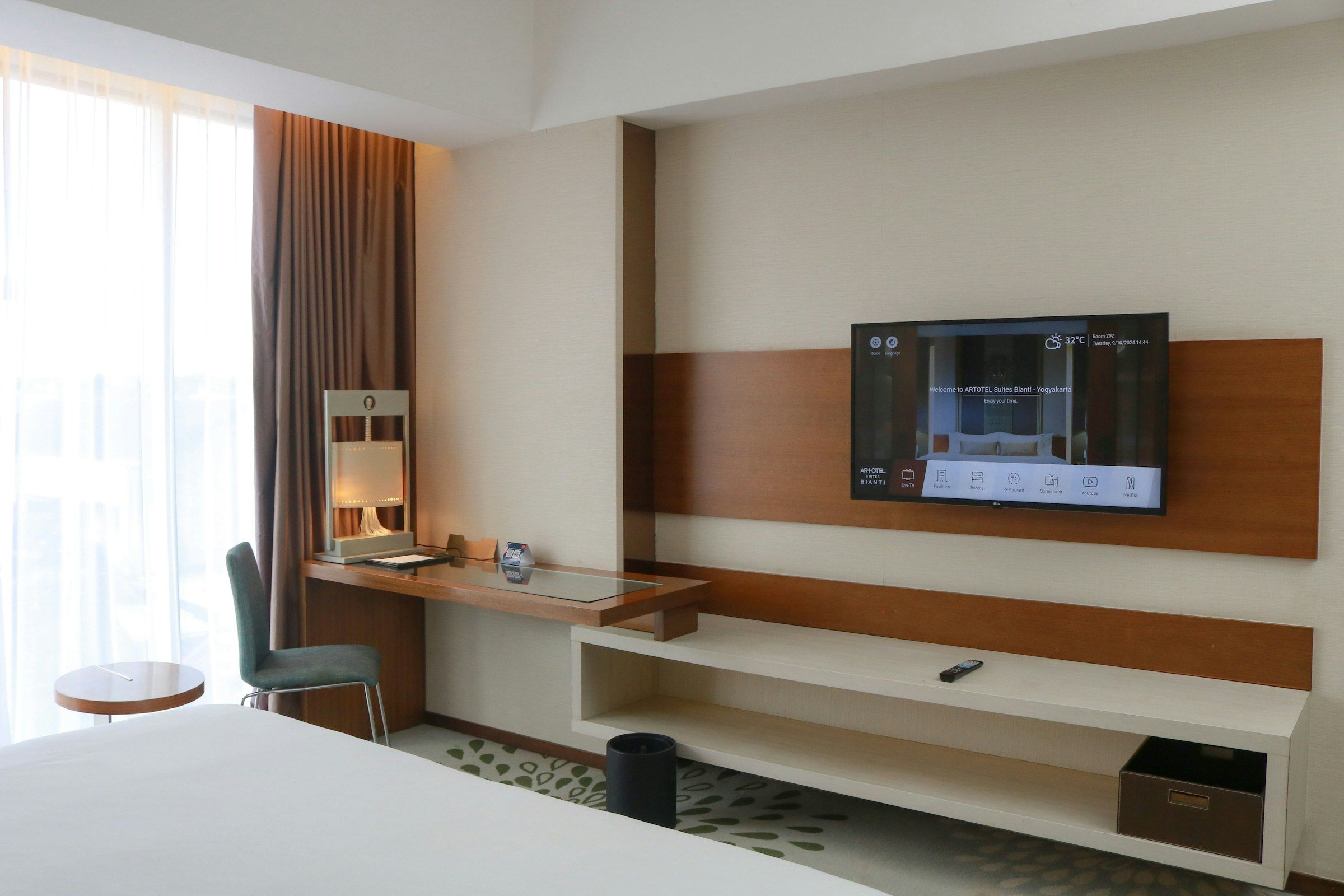 Otel odasında yatak ve televizyon